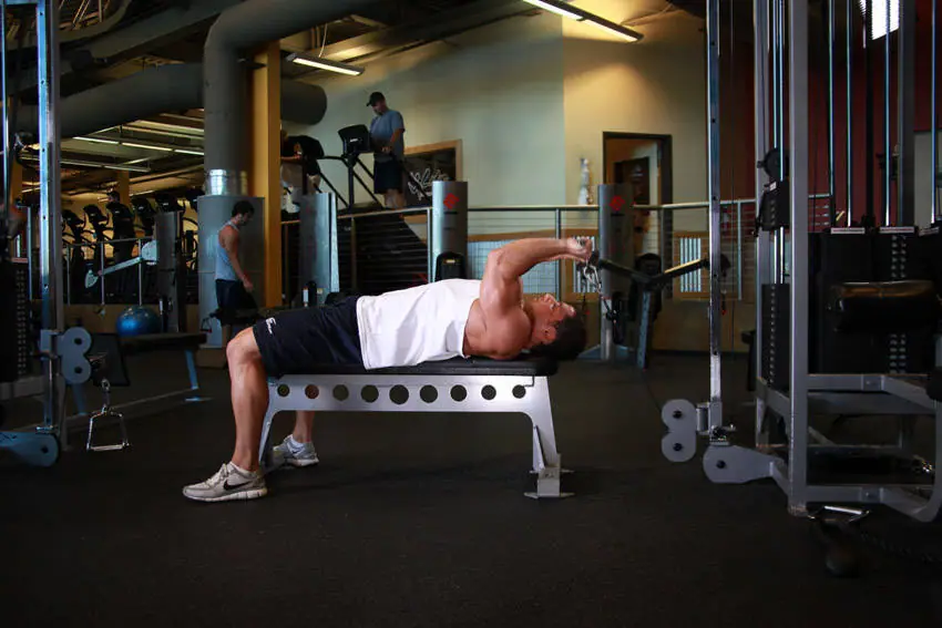 Cable Lying Triceps Extension — posisi awal