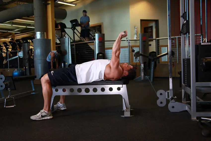 Cable Lying Triceps Extension — posisi akhir