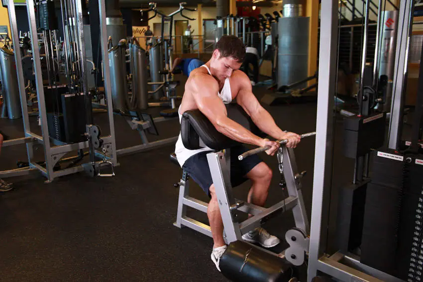Cable Preacher Curl — posisi awal