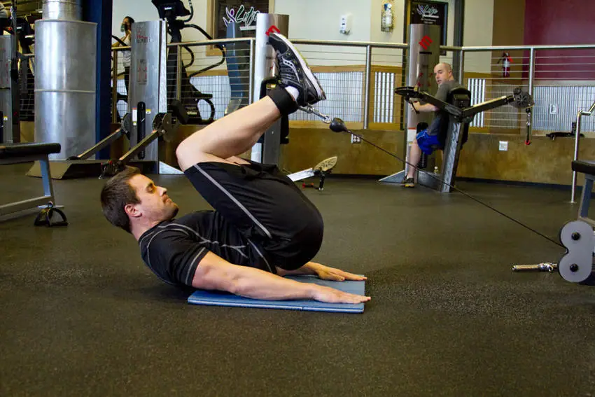 Cable Reverse Crunch — posisi awal