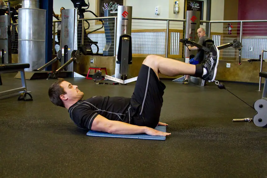 Cable Reverse Crunch — posisi akhir