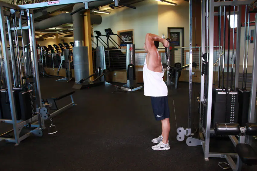 Cable Rope Overhead Triceps Extension — posisi awal