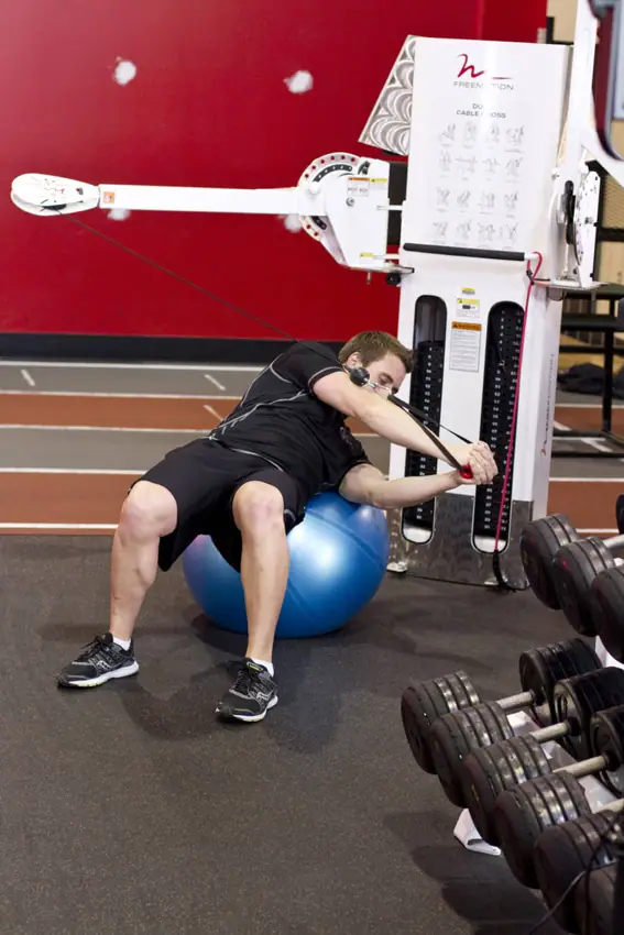 Cable Russian Twists — posisi akhir