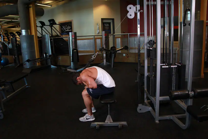 Cable Seated Crunch — posisi akhir