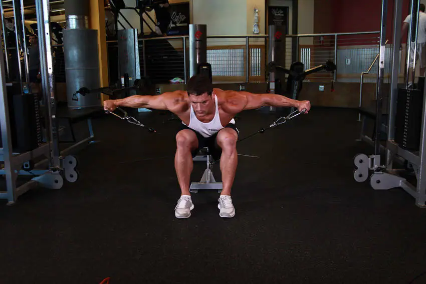Cable Seated Lateral Raise — posisi akhir