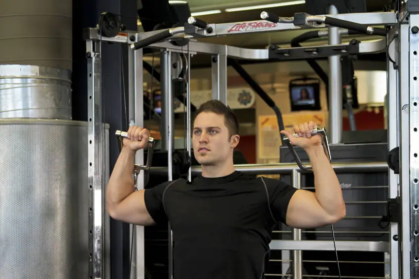 Cable Shoulder Press — posisi awal
