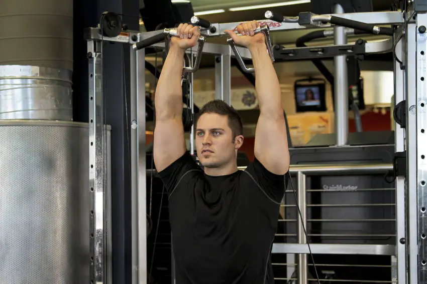 Cable Shoulder Press — posisi akhir