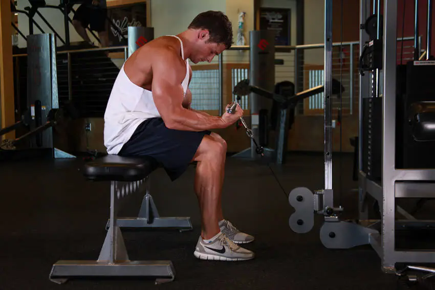 Cable Wrist Curl — posisi akhir