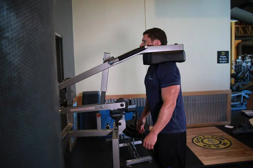 Calf-Machine Shoulder Shrug — posisi awal