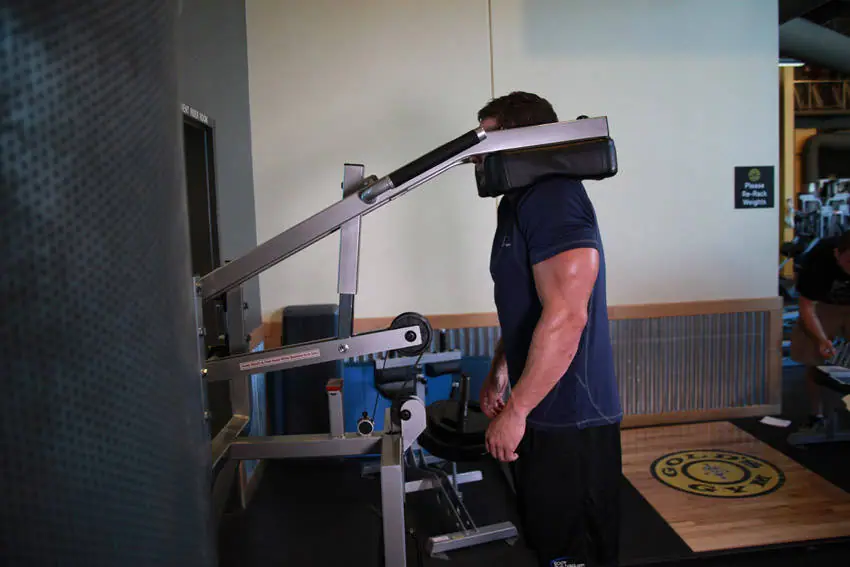 Calf-Machine Shoulder Shrug — posisi akhir