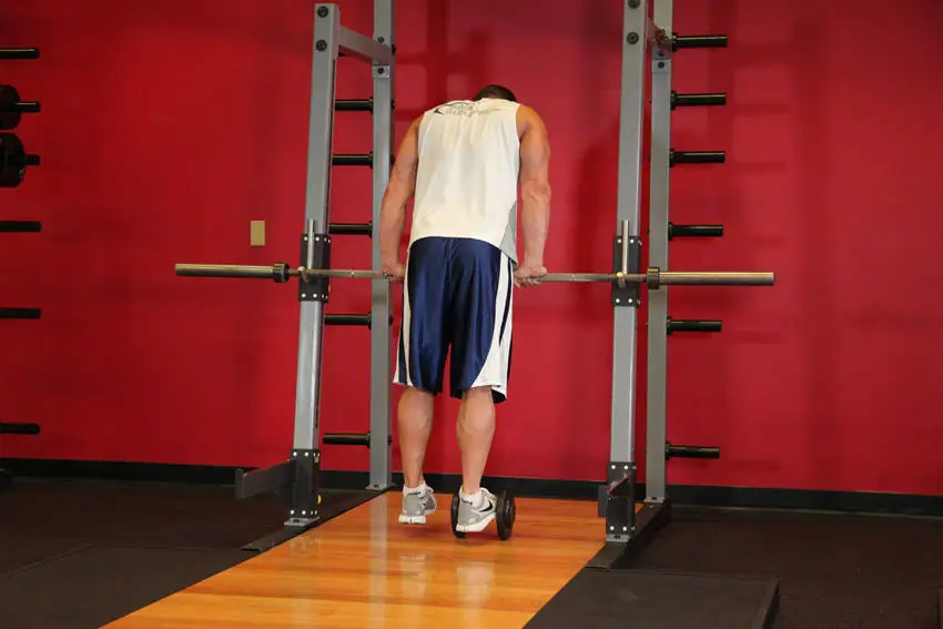 Calf Raise On A Dumbbell — posisi awal