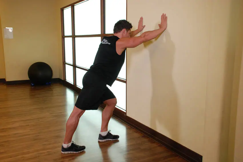 Calf Stretch Hands Against Wall — posisi awal
