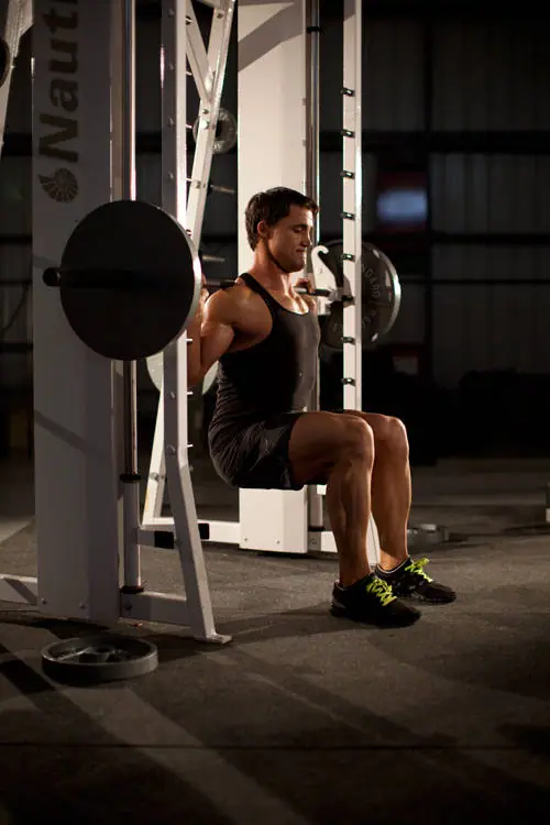 Chair Squat — posisi akhir
