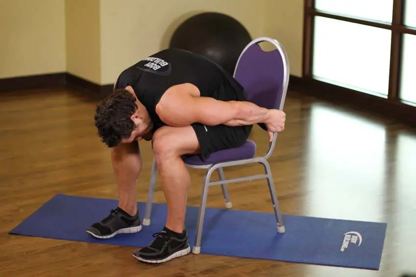 Chair Upper Body Stretch — posisi akhir