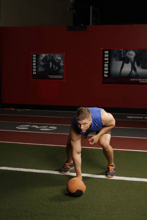 Chest Push from 3 point stance — posisi awal