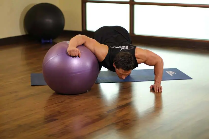 Chest Stretch on Stability Ball — posisi akhir