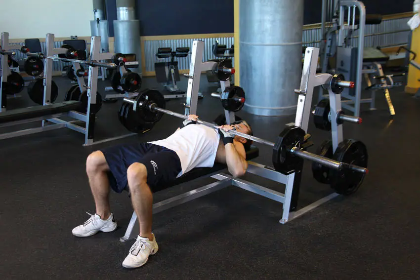 Close-Grip Barbell Bench Press — posisi awal