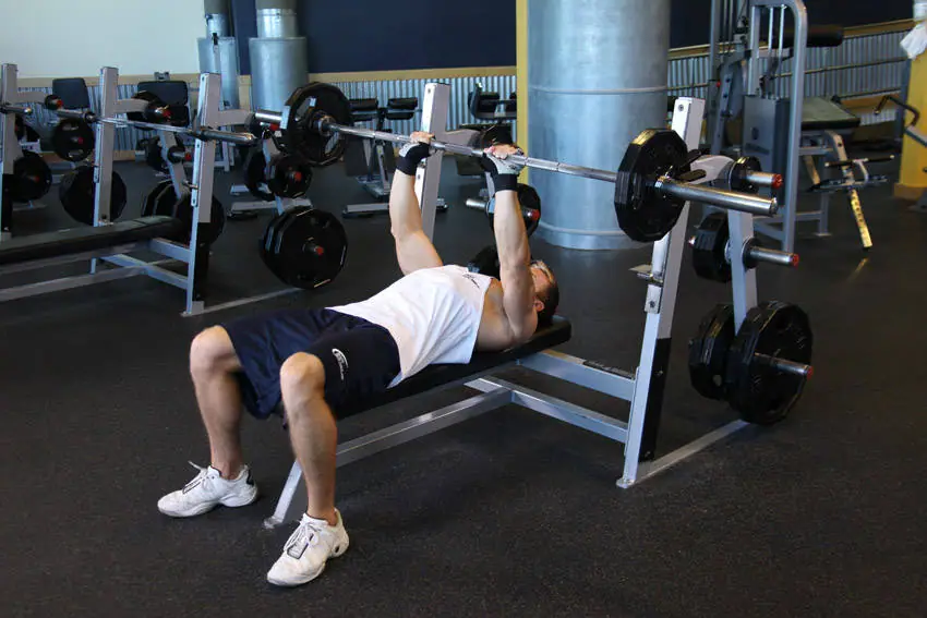Close-Grip Barbell Bench Press — posisi akhir