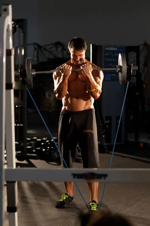Close-Grip EZ-Bar Curl with Band — posisi akhir