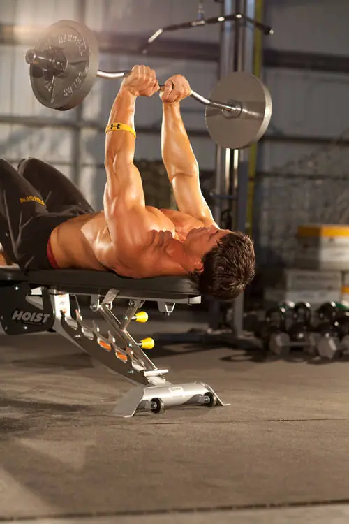Close-Grip EZ-Bar Press — posisi awal
