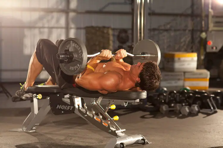 Close-Grip EZ-Bar Press — posisi akhir