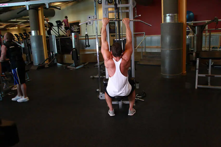 Close-Grip Front Lat Pulldown — posisi awal