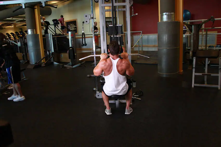 Close-Grip Front Lat Pulldown — posisi akhir