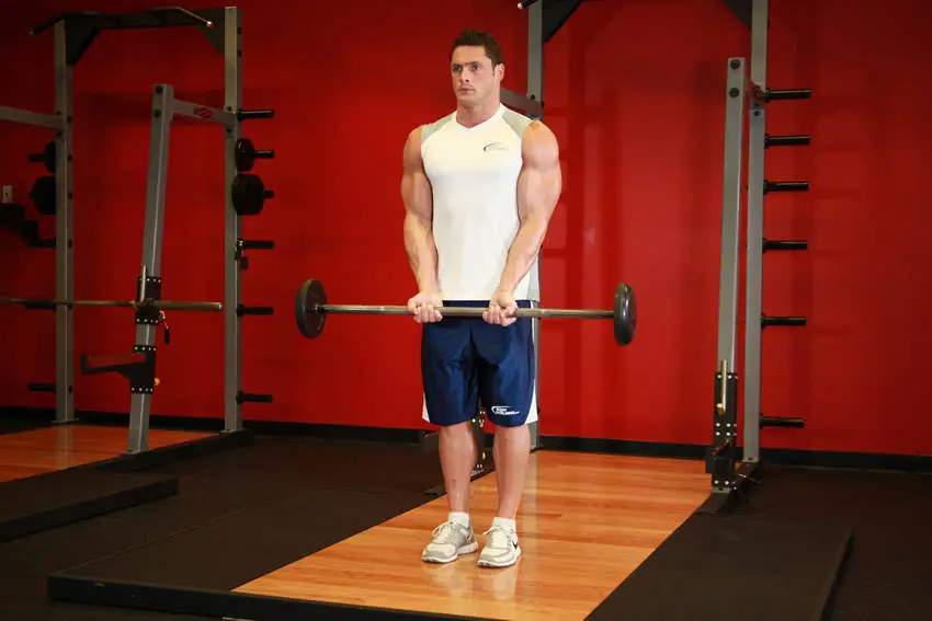 Close-Grip Standing Barbell Curl — posisi awal