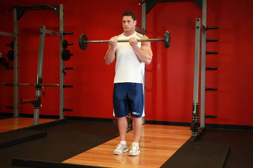 Close-Grip Standing Barbell Curl — posisi akhir