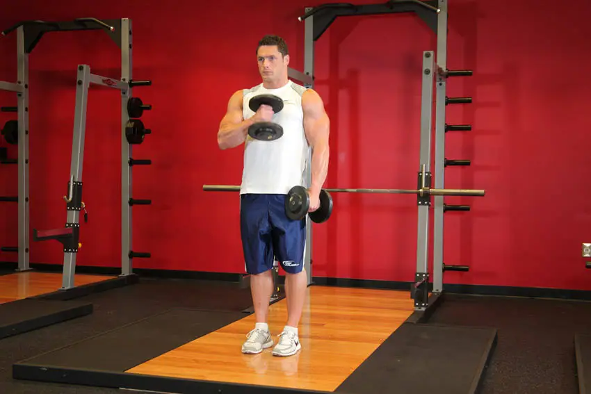 Cross Body Hammer Curl — posisi awal