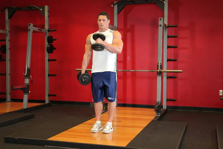 Cross Body Hammer Curl — posisi akhir
