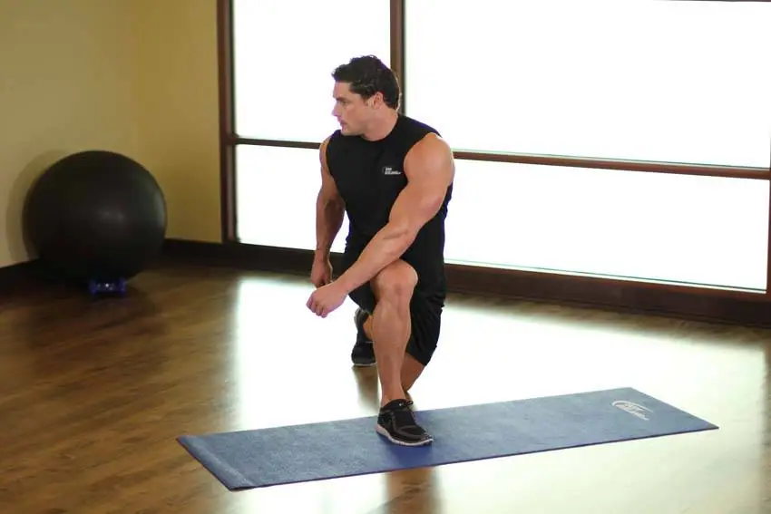 Crossover Reverse Lunge — posisi akhir