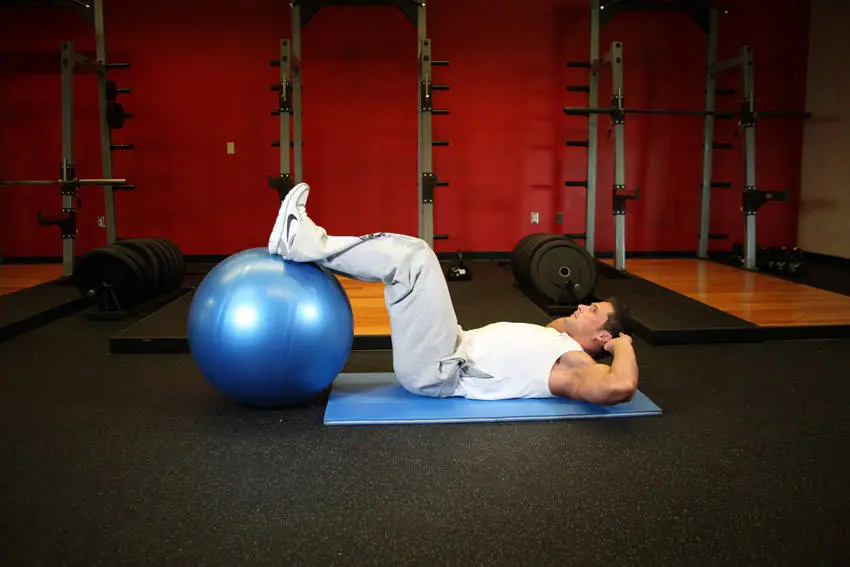 Crunch - Legs On Exercise Ball — posisi awal