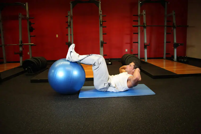 Crunch - Legs On Exercise Ball — posisi akhir