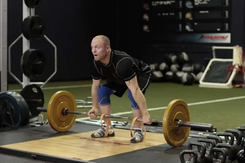 Deadlift with Bands — posisi akhir