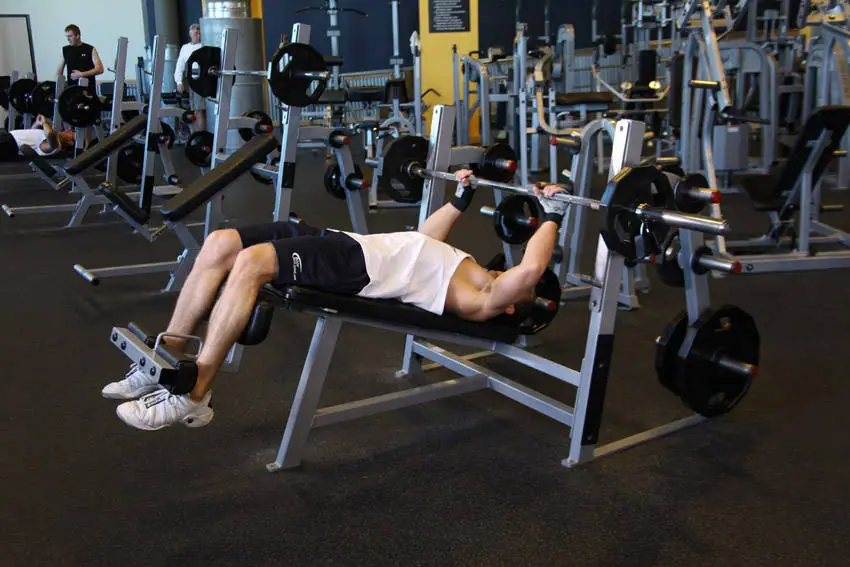 Decline Barbell Bench Press — posisi awal