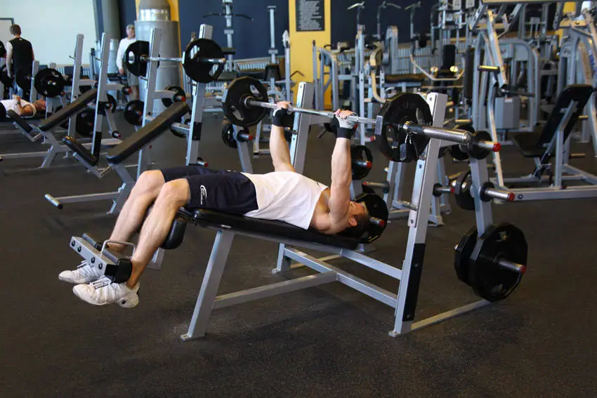 Decline Barbell Bench Press — posisi akhir