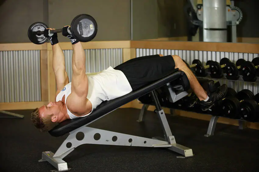 Decline Close-Grip Bench To Skull Crusher — posisi awal