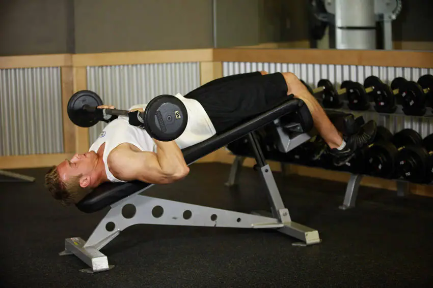 Decline Close-Grip Bench To Skull Crusher — posisi akhir