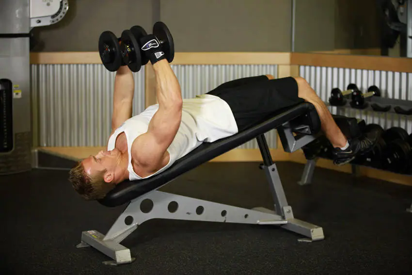 Decline Dumbbell Flyes — posisi awal