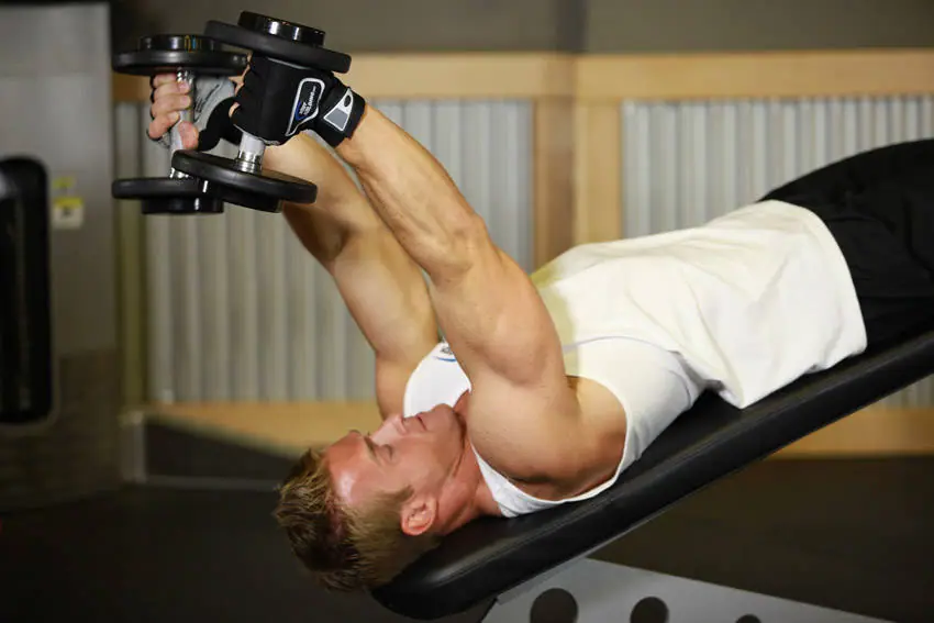 Decline Dumbbell Triceps Extension — posisi awal