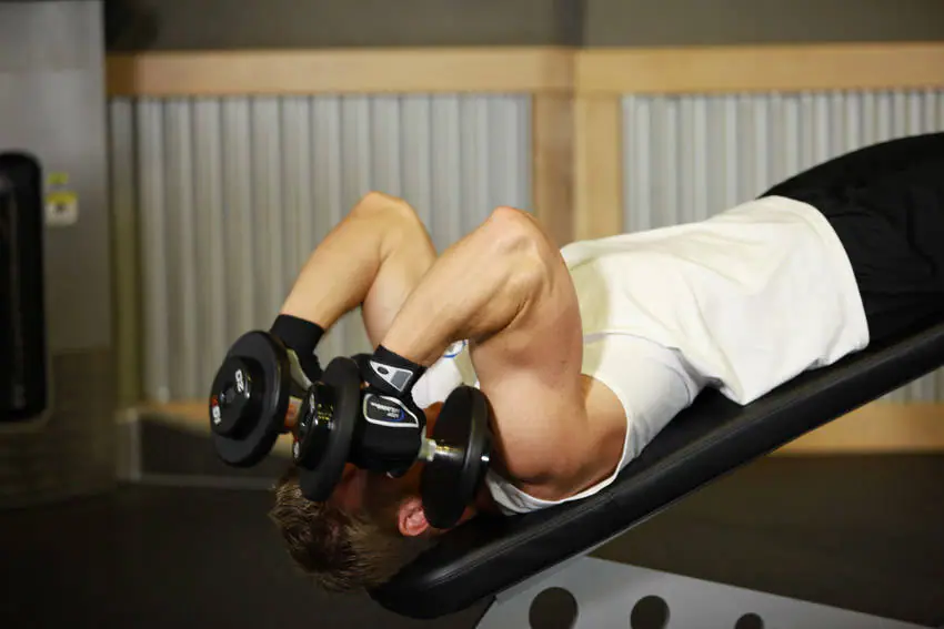 Decline Dumbbell Triceps Extension — posisi akhir