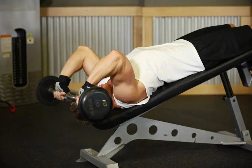 Decline EZ Bar Triceps Extension — posisi akhir