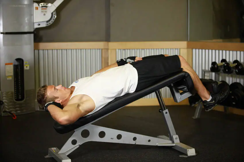 Decline Oblique Crunch — posisi awal