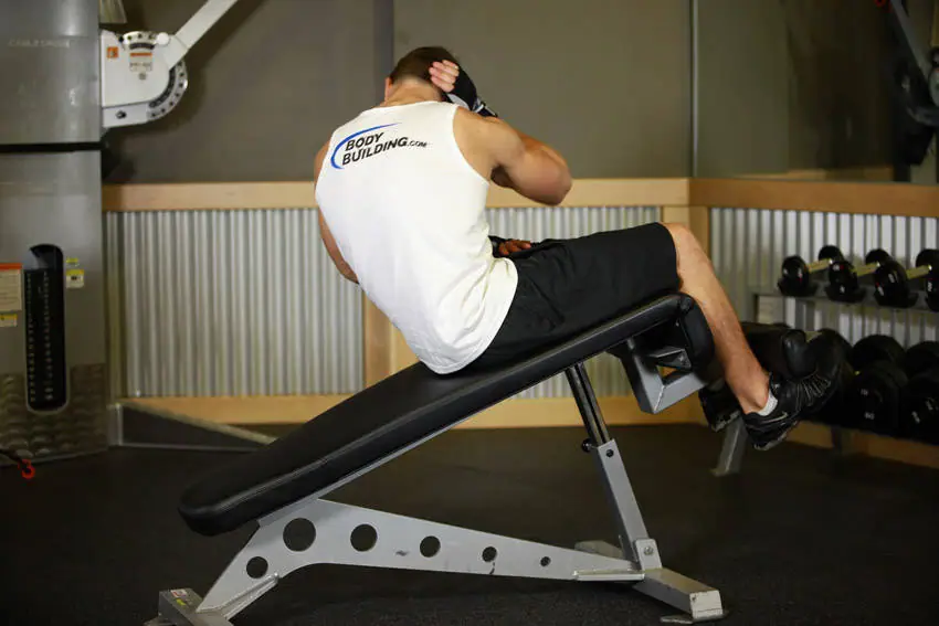 Decline Oblique Crunch — posisi akhir