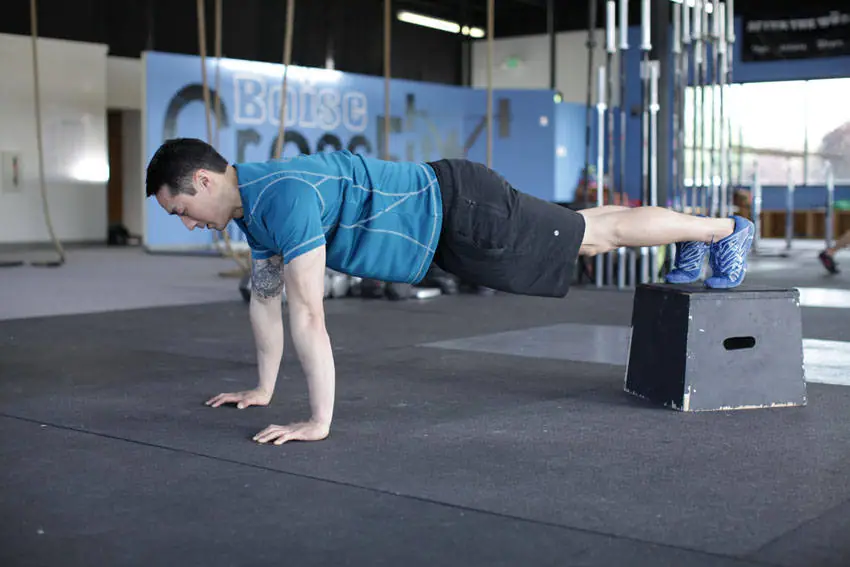 Decline Push-Up — posisi awal