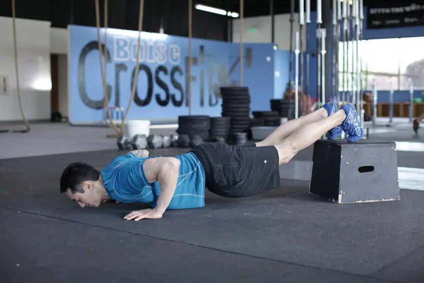 Decline Push-Up — posisi akhir