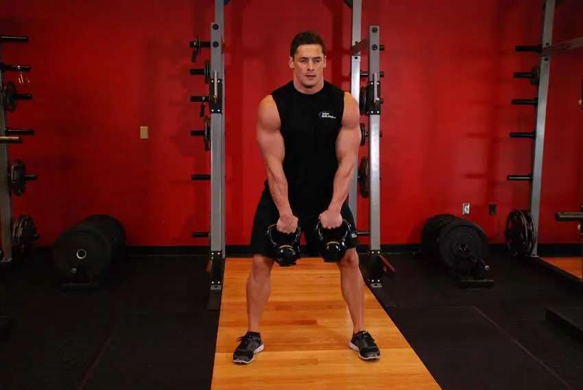 Double Kettlebell Alternating Hang Clean — posisi awal