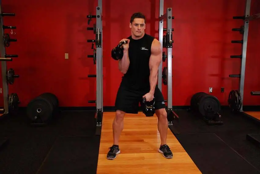 Double Kettlebell Alternating Hang Clean — posisi akhir