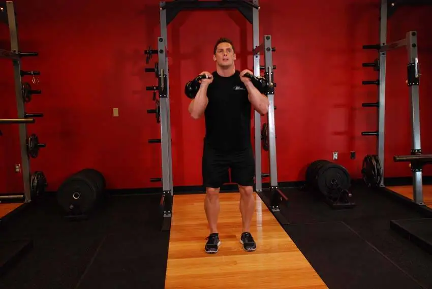Double Kettlebell Jerk — posisi akhir